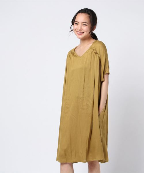 rps（アールピーエス）の「レーヨンＶネック半袖ワンピース（ワンピース・レディース・チャコールグレー/ブラック/ブルー/グリーン/ダークベージュ/グレー/ブラック系その他2/マスタード・M）」の13枚目の写真