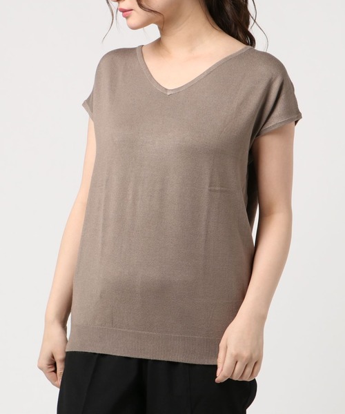 Pierrot（ピエロ）の「選べる2ネックシルクタッチフレンチスリーブニット Vネック クルーネック ウォッシャブル（ニット/セーター・レディース・オフホワイト/ブラック/シルバーグレー/ネイビー/ブルー系その他/ライトパープル/ピンク系その他/ブラウン/バーガンディー/サーモンピンク/ピンク系その他2/ブルー系その他3/ブルー系その他2/ベージュ系その他2/オレンジ系その他/ホワイト系その他/ブラック系その他/グレー系その他/オレンジ/グレー/ベージュ系その他/パープル系その他/ブルー系その他5/ブルー系その他4/ブラウン系その他/グリーン系その他/ベージュ系その他3/ベージュ系その他5/ベージュ系その他6/ライトグリーン/ベージュ系その他4/レッド系その他/ブラウン系その他2/ダークブラウン/ブラウン系/ミント/ピンク系/モカ/ピンク/グリーン系/グリーン系その他2/グリーン/パープル系その他2/グリーン系その他3/グリーン系その他4/ラベンダー/ピンク系その他3/ピンク系その他4/グレー系その他3/ライトピンク/ピンク系その他5/グレー系その他2・M/L）」の17枚目の写真