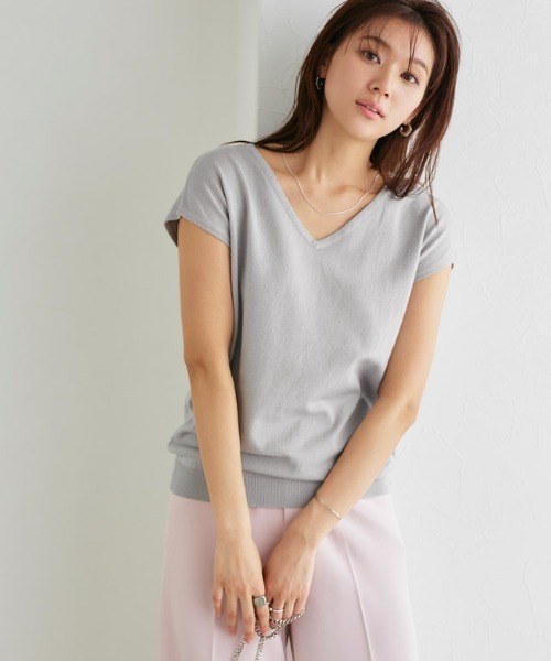 Pierrot（ピエロ）の「選べる2ネックシルクタッチフレンチスリーブニット Vネック クルーネック ウォッシャブル（ニット/セーター・レディース・オフホワイト/ブラック/シルバーグレー/ネイビー/ブルー系その他/ライトパープル/ピンク系その他/ブラウン/バーガンディー/サーモンピンク/ピンク系その他2/ブルー系その他3/ブルー系その他2/ベージュ系その他2/オレンジ系その他/ホワイト系その他/ブラック系その他/グレー系その他/オレンジ/グレー/ベージュ系その他/パープル系その他/ブルー系その他5/ブルー系その他4/ブラウン系その他/グリーン系その他/ベージュ系その他3/ベージュ系その他5/ベージュ系その他6/ライトグリーン/ベージュ系その他4/レッド系その他/ブラウン系その他2/ダークブラウン/ブラウン系/ミント/ピンク系/モカ/ピンク/グリーン系/グリーン系その他2/グリーン/パープル系その他2/グリーン系その他3/グリーン系その他4/ラベンダー/ピンク系その他3/ピンク系その他4/グレー系その他3/ライトピンク/ピンク系その他5/グレー系その他2・M/L）」の9枚目の写真