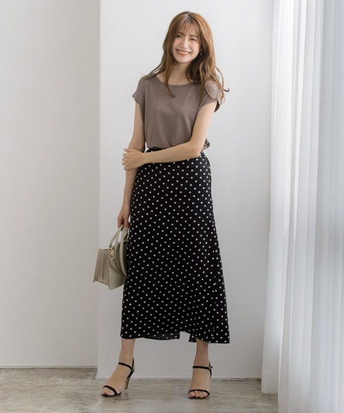 Pierrot（ピエロ）の「選べる2ネックシルクタッチフレンチスリーブニット Vネック クルーネック ウォッシャブル（ニット/セーター・レディース・オフホワイト/ブラック/シルバーグレー/ネイビー/ブルー系その他/ライトパープル/ピンク系その他/ブラウン/バーガンディー/サーモンピンク/ピンク系その他2/ブルー系その他3/ブルー系その他2/ベージュ系その他2/オレンジ系その他/ホワイト系その他/ブラック系その他/グレー系その他/オレンジ/グレー/ベージュ系その他/パープル系その他/ブルー系その他5/ブルー系その他4/ブラウン系その他/グリーン系その他/ベージュ系その他3/ベージュ系その他5/ベージュ系その他6/ライトグリーン/ベージュ系その他4/レッド系その他/ブラウン系その他2/ダークブラウン/ブラウン系/ミント/ピンク系/モカ/ピンク/グリーン系/グリーン系その他2/グリーン/パープル系その他2/グリーン系その他3/グリーン系その他4/ラベンダー/ピンク系その他3/ピンク系その他4/グレー系その他3/ライトピンク/ピンク系その他5/グレー系その他2・M/L）」の22枚目の写真