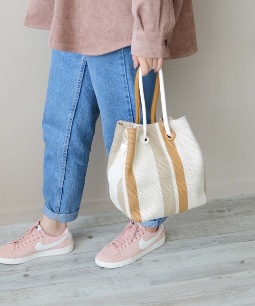 VitaFelice（ヴィータフェリーチェ）の「ストライプ2way巾着ショルダーバッグ（ショルダーバッグ・レディース・ブラック/ブラウン/グリーン/キャメル・FREE）」の4枚目の写真