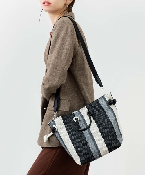 VitaFelice（ヴィータフェリーチェ）の「ストライプ2way巾着ショルダーバッグ（ショルダーバッグ・レディース・ブラック/ブラウン/グリーン/キャメル・FREE）」の2枚目の写真