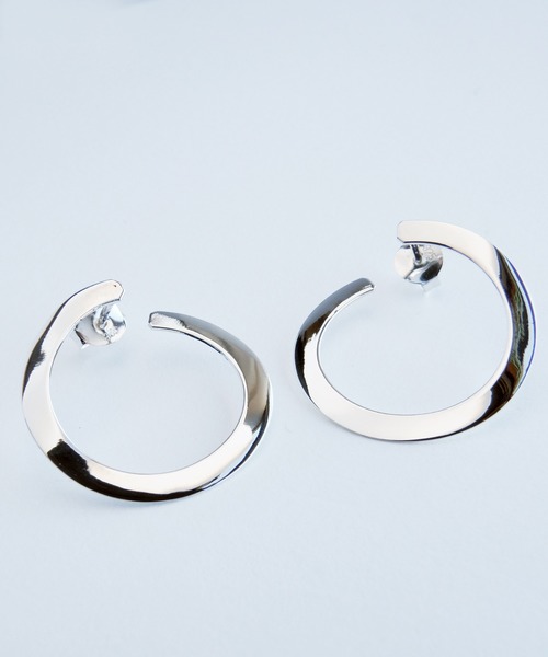 TONE SELECT GOODS(トーンセレクトグッズ)の「【925 SILVER ACC】カーブドリングピアスSV925(OG)(ピアス(両耳用)・レディース・シルバー・FREE)」の1枚目の写真
