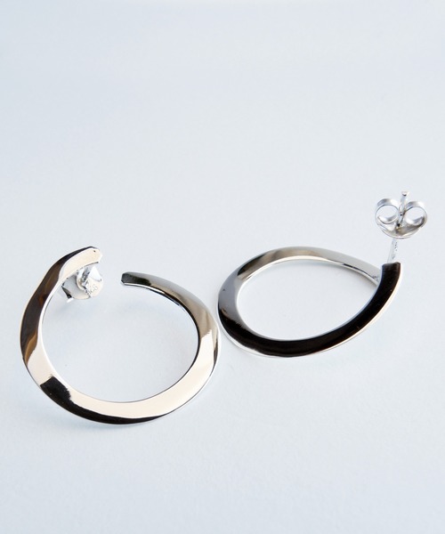 TONE SELECT GOODS(トーンセレクトグッズ)の「【925 SILVER ACC】カーブドリングピアスSV925(OG)(ピアス(両耳用)・レディース・シルバー・FREE)」の4枚目の写真