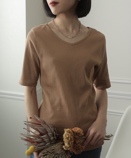 ElegChic(エレグシック)の「Vネックコットンリブトップス(Tシャツ/カットソー・レディース・オフホワイト/ベージュ/ブラック・XL/XXL/4L/M/L)」の1枚目の写真