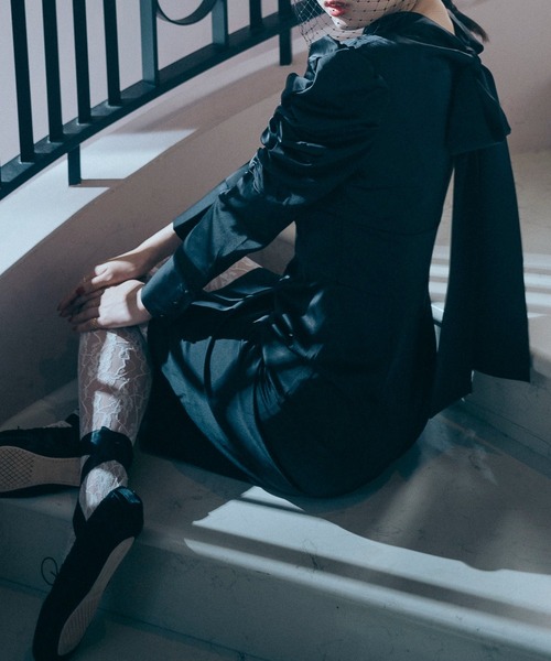 Romansual(ロマンシュアル)の「Romansual/バックリボンパワショルサテンワンピース(ワンピース・レディース・ブラック・FREE)」の4枚目の写真