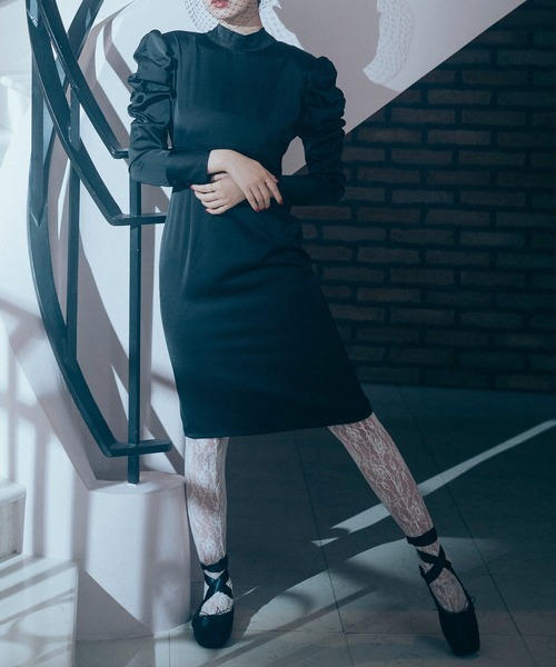 Romansual(ロマンシュアル)の「Romansual/バックリボンパワショルサテンワンピース(ワンピース・レディース・ブラック・FREE)」の2枚目の写真