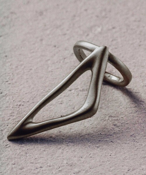 and cloud（アンドクラウド）の「Triangle Midcuff（イヤーカフ・レディース・イエローゴールド/シルバー/ブラック・FREE）」の4枚目の写真