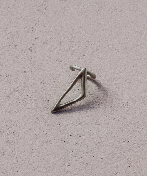 and cloud（アンドクラウド）の「Triangle Midcuff（イヤーカフ・レディース・イエローゴールド/シルバー/ブラック・FREE）」の16枚目の写真