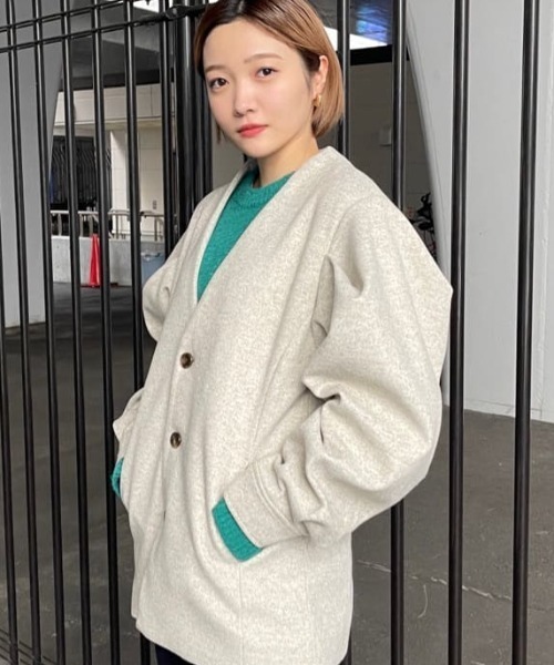 CIAOPANIC（チャオパニック）の「【UNSPARE/アンスペア】ショルダータックジャケット/WEB・一部店舗限定（ノーカラーコート・レディース・ベージュ/モカ・FREE）」の3枚目の写真