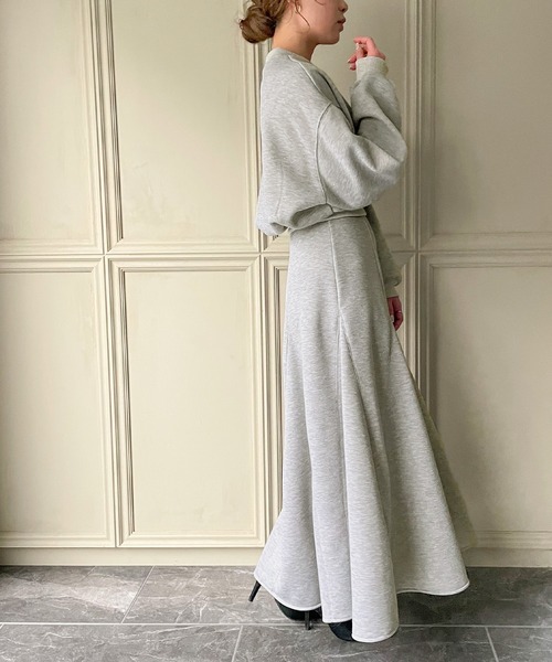 JUNOAH（ジュノア）の「ショート丈トレーナー&マーメイドスカート