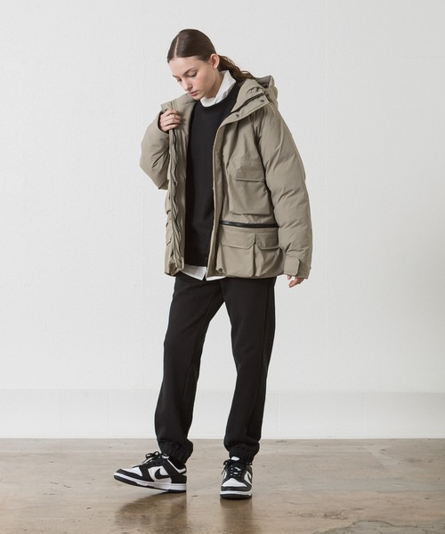ALLUMER（アリュメール）の「2レイヤータクティカルダウンジャケット（ダウンジャケット/コート・レディース・ブラック/カーキ/グレイッシュベージュ・1）」の20枚目の写真