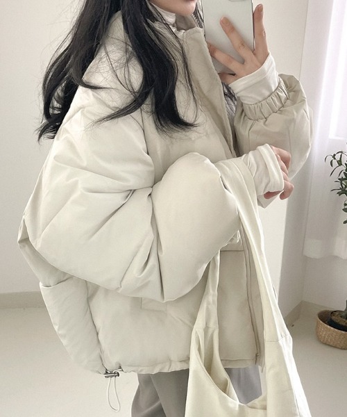 BEIDELLI（ベイデリー）の「[BELLIDE MADE] オーバーフィットストリングショートパディング（ダウンジャケット/コート・レディース・ブラック/グレー/アイボリー・FREE）」の2枚目の写真