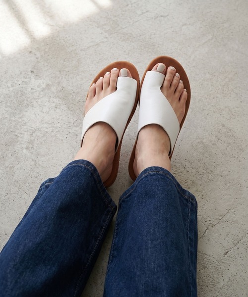 AAA+Feminine(サンエープラスフェミニン)の「AAA+Feminine 軽量、滑りにくいアシメカットトングサンダル(サンダル・レディース・ブラック/ホワイト/ブラウン・S/L/M/LL)」の2枚目の写真