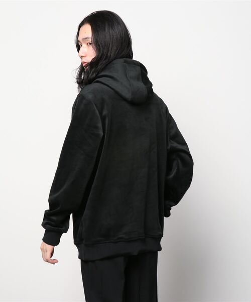 Guess（ゲス）の「Bonded Velvet Hoodie（パーカー・メンズ・ブラック/ホワイト・SMALL/MEDIUM/LARGE/X-LARGE）」の12枚目の写真