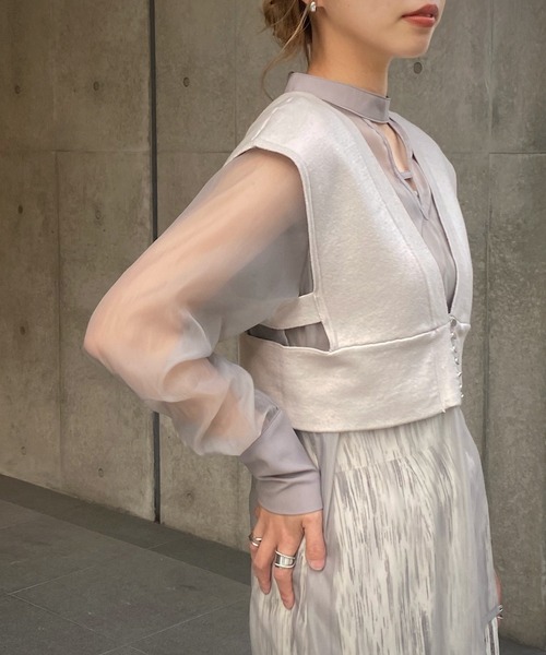 &g'aime（アンジェム）の「【&g’aime】ショートニットベスト（ベスト・レディース・グレイッシュベージュ/チャコールグレー・FREE）」の4枚目の写真