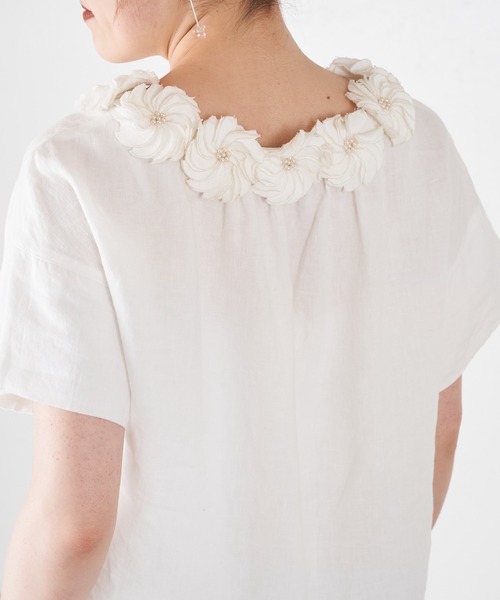 BEARDSLEY（ビアズリー）の「モチーフの取り外し可 前後着用可 着回し力の高い1着 花モチーフブラウス（シャツ/ブラウス・レディース・ブラック/アイボリー・FREE）」の2枚目の写真