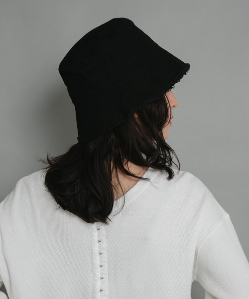 COLOR TOKYO ACCESSORIES(カラートウキョウアクセサリー)の「ダメージデザインバケットハット(ハット・レディース・OFF WHT/Black/White・FREE)」の1枚目の写真