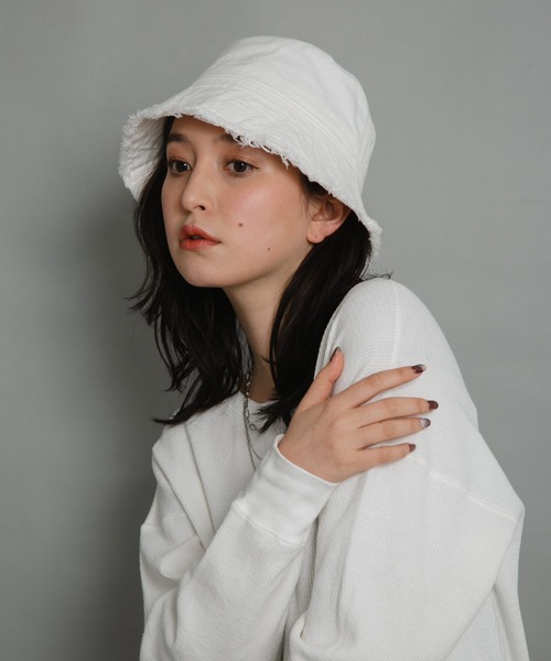 COLOR TOKYO ACCESSORIES(カラートウキョウアクセサリー)の「ダメージデザインバケットハット(ハット・レディース・OFF WHT/Black/White・FREE)」の2枚目の写真