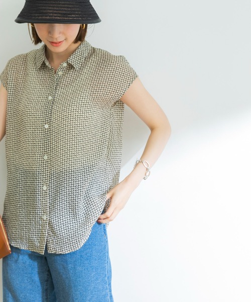 URBAN RESEARCH（アーバンリサーチ）の「ジオメトリックプリントフレンチスリーブシャツ（シャツ/ブラウス・レディース・ホワイト系その他/ブルー系その他・FREE）」の2枚目の写真