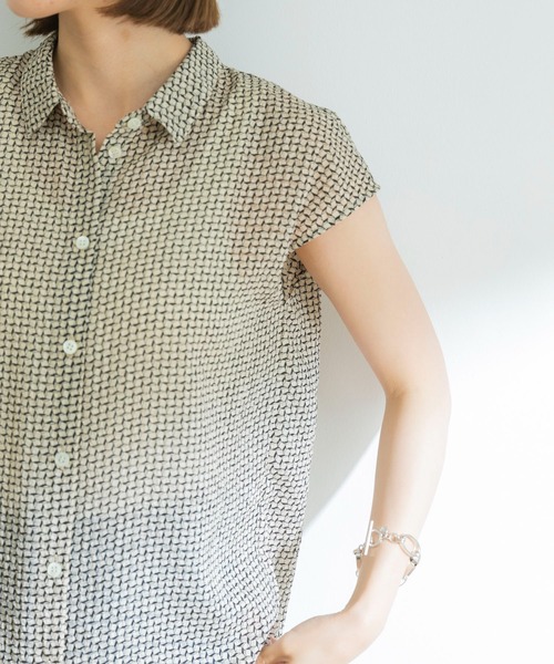 URBAN RESEARCH（アーバンリサーチ）の「ジオメトリックプリントフレンチスリーブシャツ（シャツ/ブラウス・レディース・ホワイト系その他/ブルー系その他・FREE）」の15枚目の写真