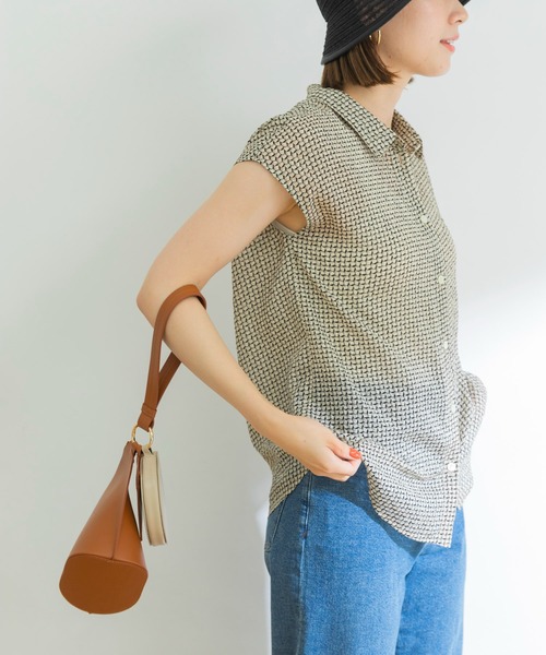 URBAN RESEARCH（アーバンリサーチ）の「ジオメトリックプリントフレンチスリーブシャツ（シャツ/ブラウス・レディース・ホワイト系その他/ブルー系その他・FREE）」の13枚目の写真