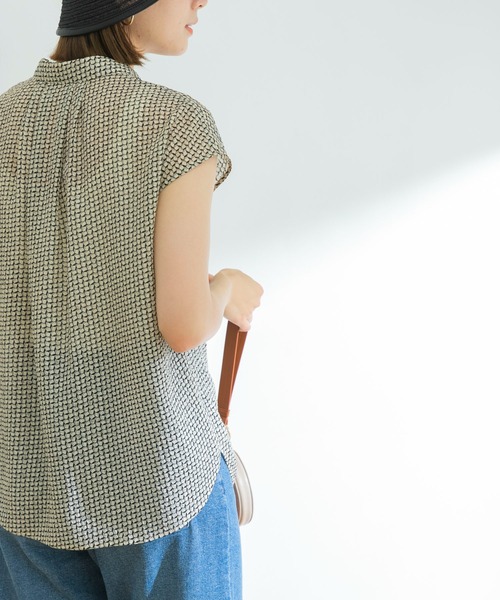 URBAN RESEARCH（アーバンリサーチ）の「ジオメトリックプリントフレンチスリーブシャツ（シャツ/ブラウス・レディース・ホワイト系その他/ブルー系その他・FREE）」の12枚目の写真