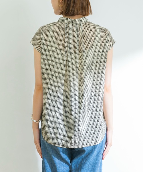URBAN RESEARCH（アーバンリサーチ）の「ジオメトリックプリントフレンチスリーブシャツ（シャツ/ブラウス・レディース・ホワイト系その他/ブルー系その他・FREE）」の6枚目の写真