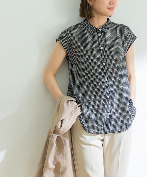 URBAN RESEARCH（アーバンリサーチ）の「ジオメトリックプリントフレンチスリーブシャツ（シャツ/ブラウス・レディース・ホワイト系その他/ブルー系その他・FREE）」の22枚目の写真