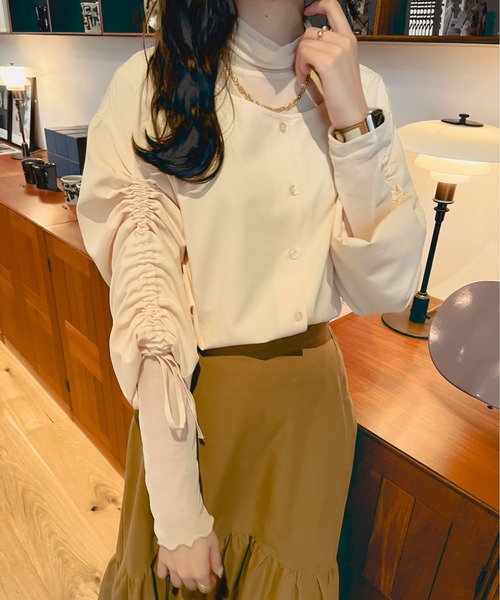 Ambre Neige(アンブルネージュ)の「シャーリングシャツ/【WEB/EC限定商品】(シャツ/ブラウス・レディース・アイボリー/モカ・FREE)」の1枚目の写真