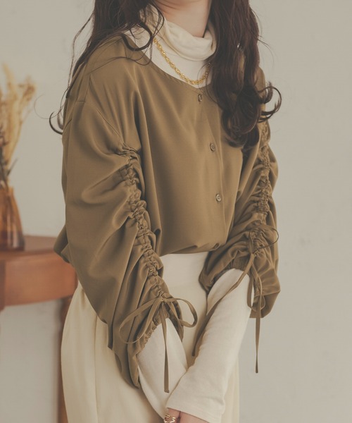 Ambre Neige(アンブルネージュ)の「シャーリングシャツ/【WEB/EC限定商品】(シャツ/ブラウス・レディース・アイボリー/モカ・FREE)」の2枚目の写真
