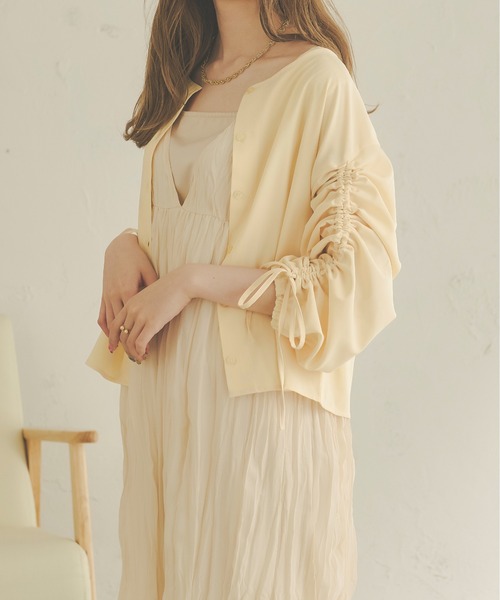 Ambre Neige(アンブルネージュ)の「シャーリングシャツ/【WEB/EC限定商品】(シャツ/ブラウス・レディース・アイボリー/モカ・FREE)」の4枚目の写真