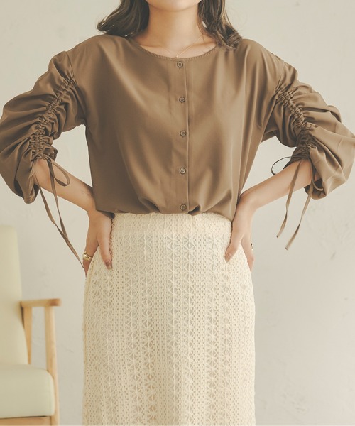 Ambre Neige(アンブルネージュ)の「シャーリングシャツ/【WEB/EC限定商品】(シャツ/ブラウス・レディース・アイボリー/モカ・FREE)」の9枚目の写真