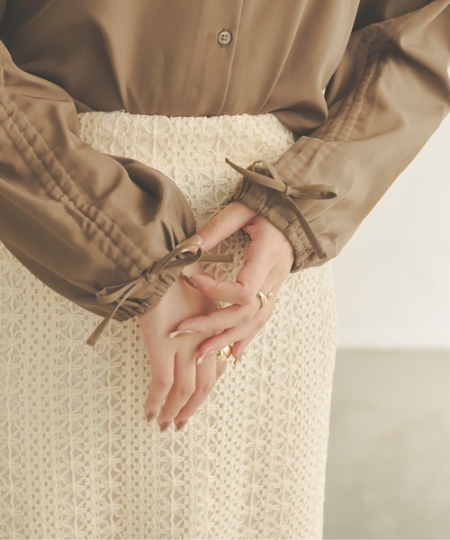 Ambre Neige(アンブルネージュ)の「シャーリングシャツ/【WEB/EC限定商品】(シャツ/ブラウス・レディース・アイボリー/モカ・FREE)」の11枚目の写真