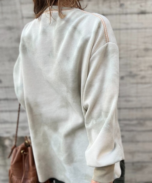 mi via loca（ミヴィアロカ）の「ワッフルタイダイ配色ステッチロンT（Tシャツ/カットソー・レディース・パープル/グリーン/スミクロ/ブラウン/カーキ/ブラウン系その他/カーキ系1/グリーン系その他・FREE）」の4枚目の写真