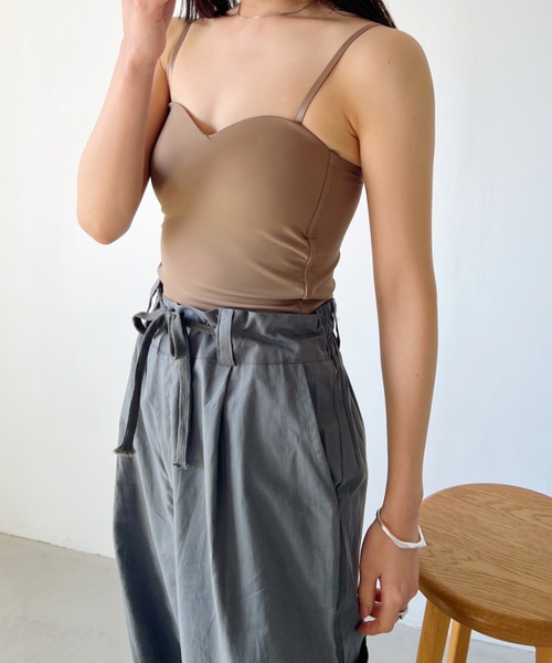 CLEA(クレア)の「カップ付きシームレスキャミトップス(キャミソール・レディース・ホワイト/ブラウン/ブラック/チャコールグレー・FREE)」の4枚目の写真