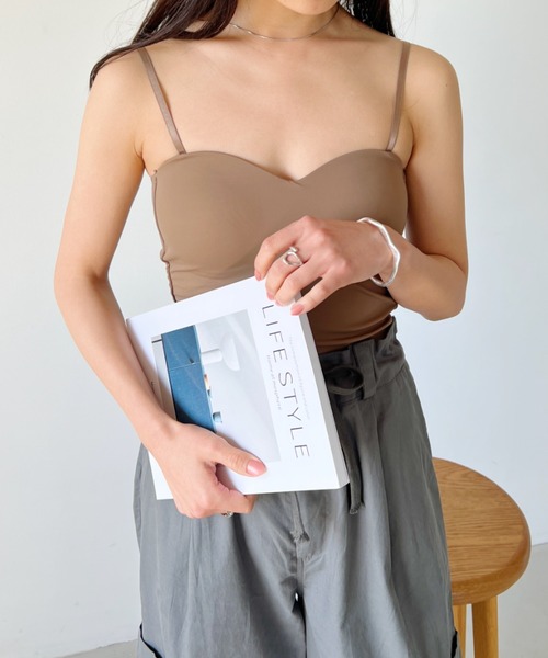 CLEA(クレア)の「カップ付きシームレスキャミトップス(キャミソール・レディース・ホワイト/ブラウン/ブラック/チャコールグレー・FREE)」の16枚目の写真