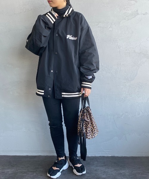 VISION STREET WEAR（ヴィジョンストリートウェア）の「【WEB限定】[VISION STREET WEAR/ビジョン ストリート ウェアー] ワッペンデザイン ナイロンコーチスタジャン（スタジャン・レディース・グリーン/ブラック・M/L）」の14枚目の写真