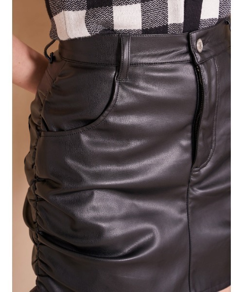 Darich(ダーリッチ)の「ギャザーレザーミニスカート(スカート・レディース・モカ/ブラック・S/M)」の12枚目の写真