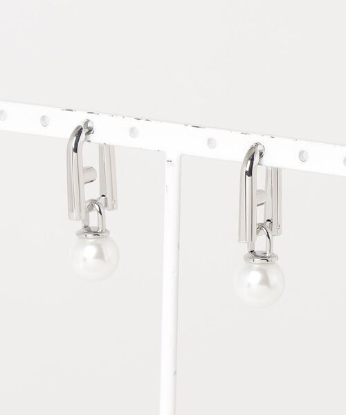 L.H.P(エルエイチピー)の「FURLA/フルラ/ARCH PEARL EARRING(ピアス(両耳用)・レディース・シルバー・F)」の1枚目の写真