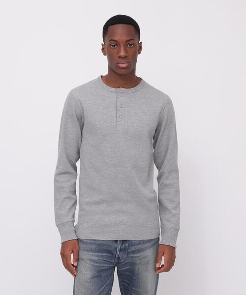 AVIREX(アヴィレックス)の「《DAILY/デイリー》L/S THERMAL HENLEY NECK T-SHIRT / 長袖 サーマル ヘンリーネックTシャツ / AVIREX / アヴィレックス(Tシャツ/カットソー・メンズ・ネイビー/グレー/ブラック/ホワイト系2/オリーブ系・L/M/S/2XL/XL)」の4枚目の写真