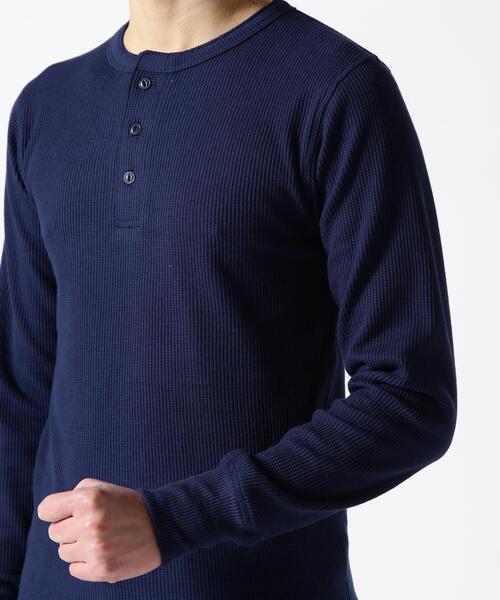 AVIREX（アヴィレックス）の「《DAILY/デイリー》L/S THERMAL HENRY NECK T-SHIRT / 長袖 サーマル ヘンリーネックＴシャツ / AVIREX / アヴィレックス（Tシャツ/カットソー・メンズ・ネイビー/グレー/ブラック/ホワイト系2/オリーブ系・L/M/S/2XL/XL）」の17枚目の写真