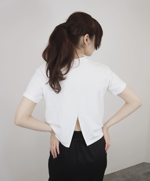 Reurie'(レウリィ)の「【ZOZO限定】バックスリットショートT / Tシャツ コンパクト プルオーバー バックデザイン シンプルトップス 白T 黒T 半袖 ショート丈 短丈 クロップド丈 ミニ丈 クルーネック 無地 ホワイト ブラック 白 黒(Tシャツ/カットソー・レディース・ベージュ/ホワイト/ブラック・FREE)」の1枚目の写真