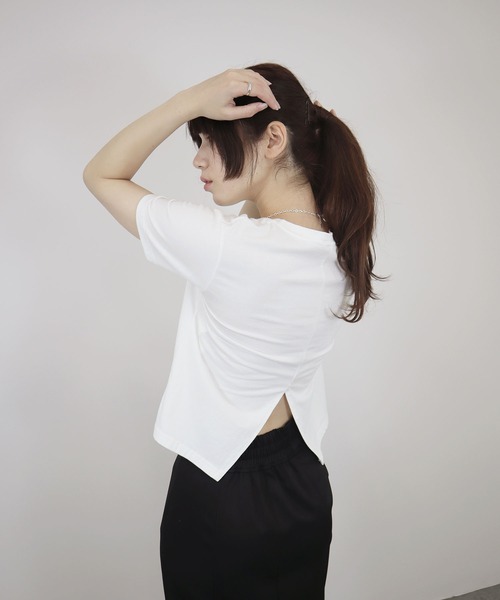 Reurie'(レウリィ)の「【ZOZO限定】バックスリットショートT / Tシャツ コンパクト プルオーバー バックデザイン シンプルトップス 白T 黒T 半袖 ショート丈 短丈 クロップド丈 ミニ丈 クルーネック 無地 ホワイト ブラック 白 黒(Tシャツ/カットソー・レディース・ベージュ/ホワイト/ブラック・FREE)」の17枚目の写真