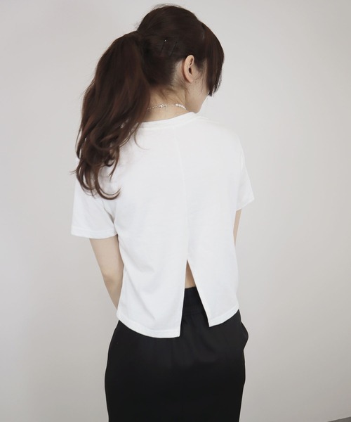 Reurie'(レウリィ)の「【ZOZO限定】バックスリットショートT / Tシャツ コンパクト プルオーバー バックデザイン シンプルトップス 白T 黒T 半袖 ショート丈 短丈 クロップド丈 ミニ丈 クルーネック 無地 ホワイト ブラック 白 黒(Tシャツ/カットソー・レディース・ベージュ/ホワイト/ブラック・FREE)」の18枚目の写真