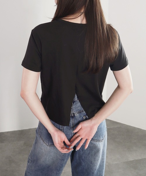 Reurie'(レウリィ)の「【ZOZO限定】バックスリットショートT / Tシャツ コンパクト プルオーバー バックデザイン シンプルトップス 白T 黒T 半袖 ショート丈 短丈 クロップド丈 ミニ丈 クルーネック 無地 ホワイト ブラック 白 黒(Tシャツ/カットソー・レディース・ベージュ/ホワイト/ブラック・FREE)」の5枚目の写真