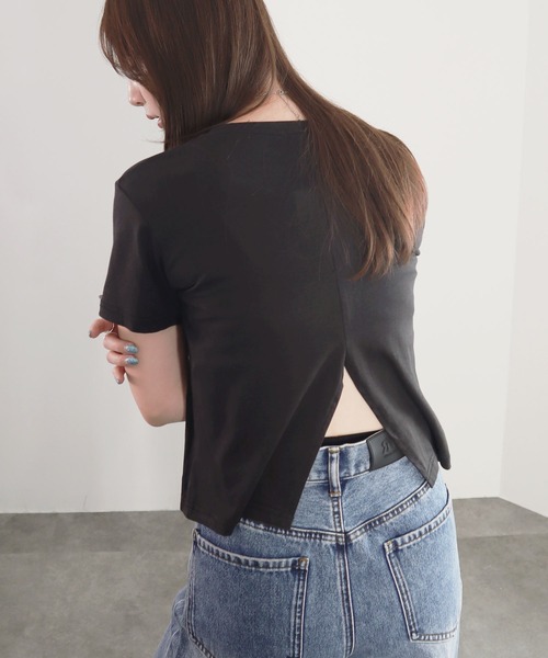 Reurie'(レウリィ)の「【ZOZO限定】バックスリットショートT / Tシャツ コンパクト プルオーバー バックデザイン シンプルトップス 白T 黒T 半袖 ショート丈 短丈 クロップド丈 ミニ丈 クルーネック 無地 ホワイト ブラック 白 黒(Tシャツ/カットソー・レディース・ベージュ/ホワイト/ブラック・FREE)」の9枚目の写真