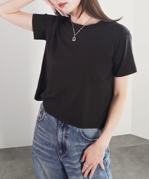 Reurie'(レウリィ)の「【ZOZO限定】バックスリットショートT / Tシャツ コンパクト プルオーバー バックデザイン シンプルトップス 白T 黒T 半袖 ショート丈 短丈 クロップド丈 ミニ丈 クルーネック 無地 ホワイト ブラック 白 黒(Tシャツ/カットソー・レディース・ベージュ/ホワイト/ブラック・FREE)」の6枚目の写真