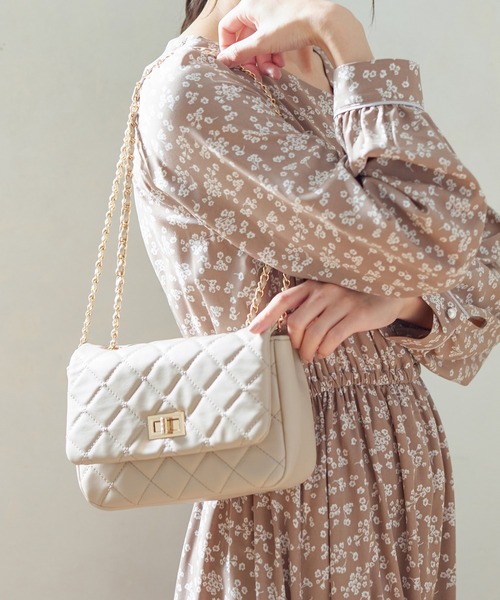 Honeys(ハニーズ)の「フラップショルダーバッグ(ショルダーバッグ・レディース・ベージュ/ブラック/スモークピンク/アイボリー/シルバー/ライトグレー/ブルー/レッド/ゴールド・FREE)」の4枚目の写真