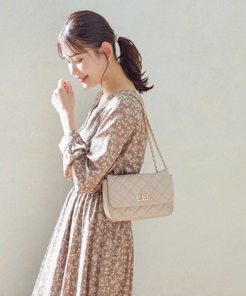 Honeys(ハニーズ)の「フラップショルダーバッグ(ショルダーバッグ・レディース・ベージュ/ブラック/スモークピンク/アイボリー/シルバー/ライトグレー/ブルー/レッド/ゴールド・FREE)」の20枚目の写真